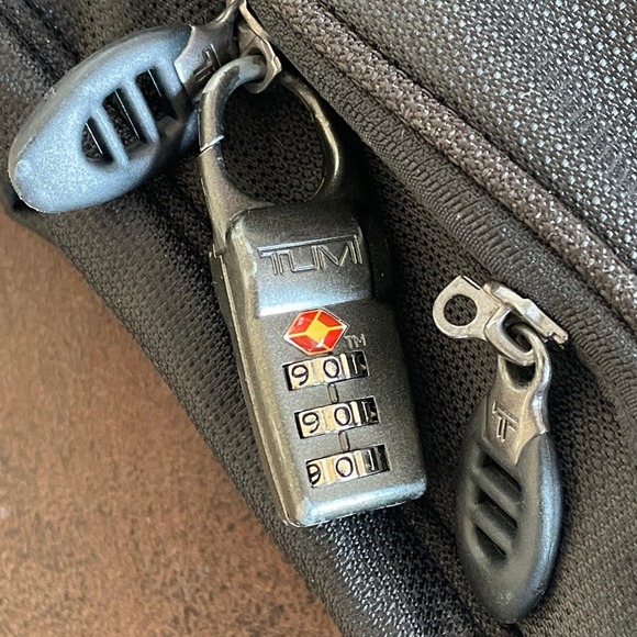 TUMI T-TECH Black Tri-Fold Carry On Garment Bag / Suitcase. - Picture 7 of 8